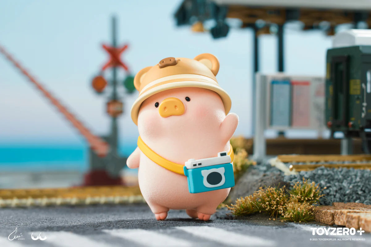 Lulu The Piggy "Travel" Figure-zoom-4